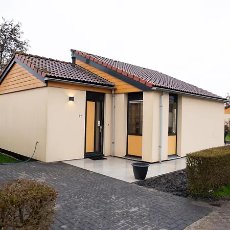 Deluxe Canal-side Stay, Cleaning Included Holiday home *