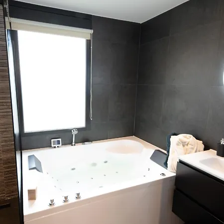 Deluxe Canal-side Stay, Cleaning Included Holiday home *