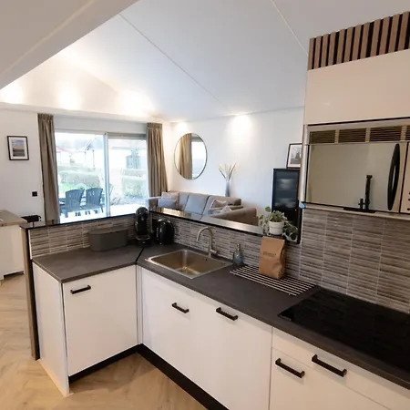 Deluxe Canal-side Stay, Cleaning Included Holiday home *