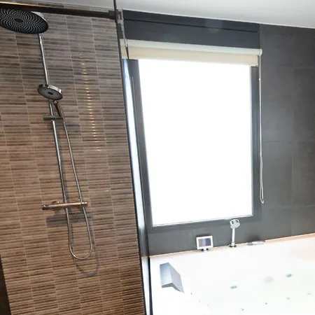 Deluxe Canal-side Stay, Cleaning Included Holiday home