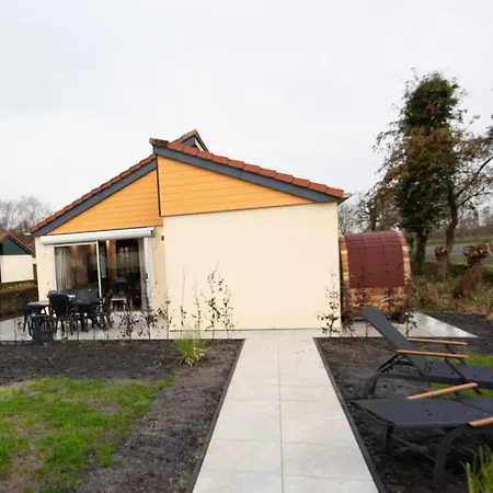 Deluxe Canal-side Stay, Cleaning Included Holiday home *