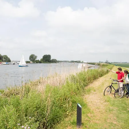 Deluxe Canal-side Stay, Cleaning Included Holiday home
